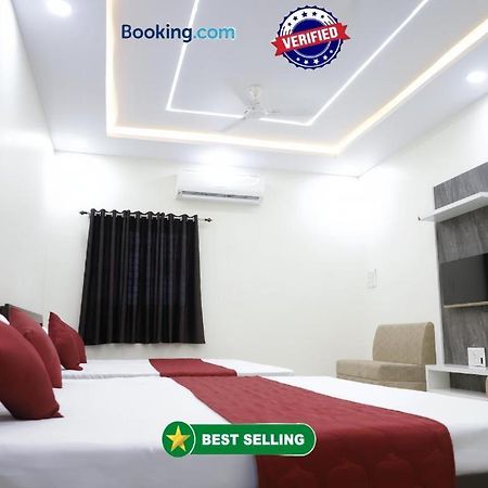 Hotel Jag Laxmi Palace Prime Location Main Road Near Mahakal Temple And Railway Station اوجاين المظهر الخارجي الصورة