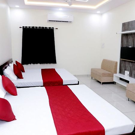 Hotel Jag Laxmi Palace Prime Location Main Road Near Mahakal Temple And Railway Station اوجاين المظهر الخارجي الصورة