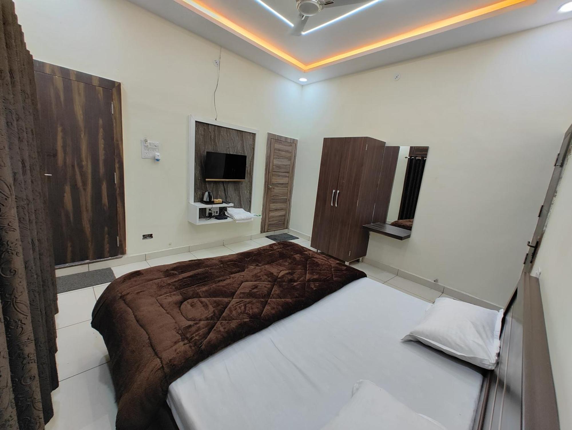 Hotel Jag Laxmi Palace Prime Location Main Road Near Mahakal Temple And Railway Station اوجاين المظهر الخارجي الصورة