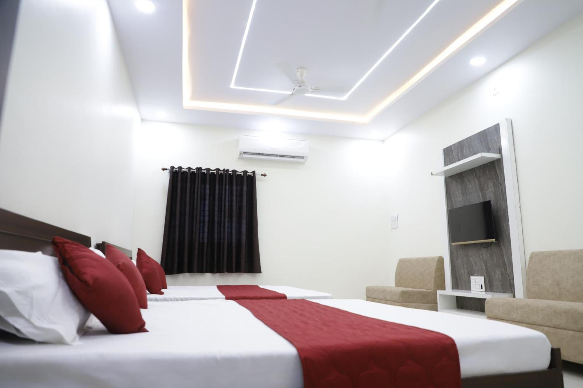 Hotel Jag Laxmi Palace Prime Location Main Road Near Mahakal Temple And Railway Station اوجاين المظهر الخارجي الصورة