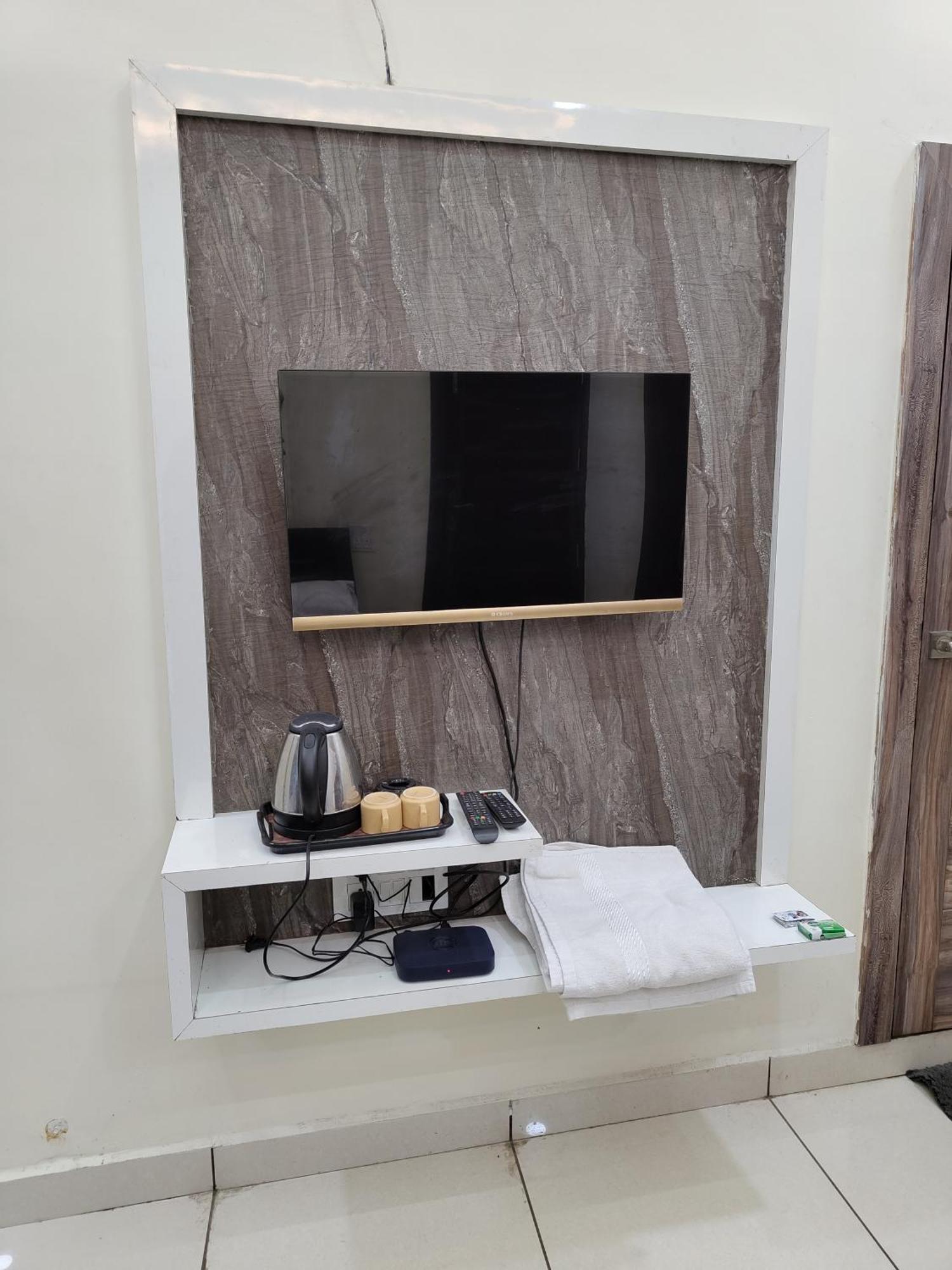 Hotel Jag Laxmi Palace Prime Location Main Road Near Mahakal Temple And Railway Station اوجاين المظهر الخارجي الصورة