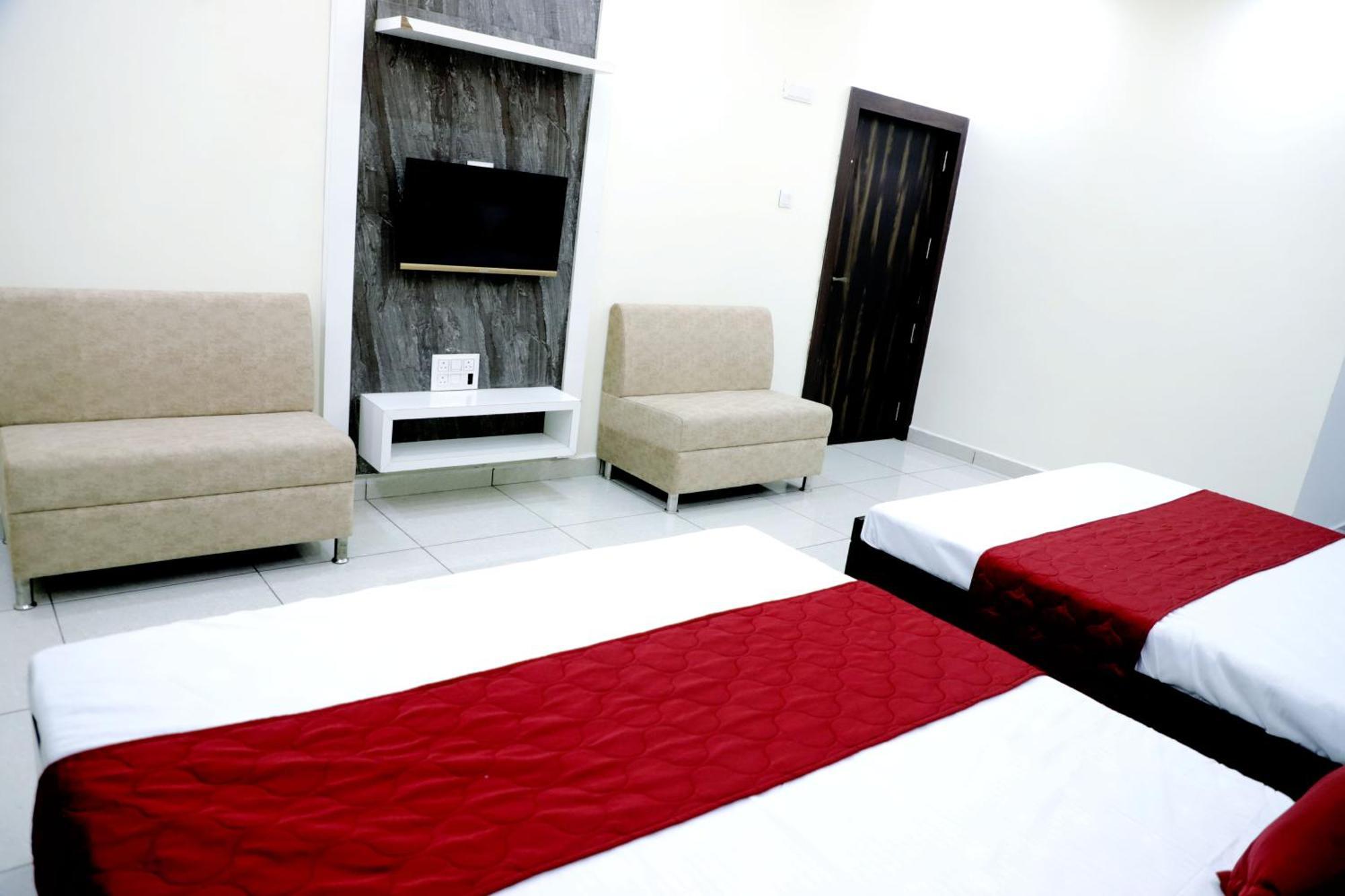 Hotel Jag Laxmi Palace Prime Location Main Road Near Mahakal Temple And Railway Station اوجاين المظهر الخارجي الصورة