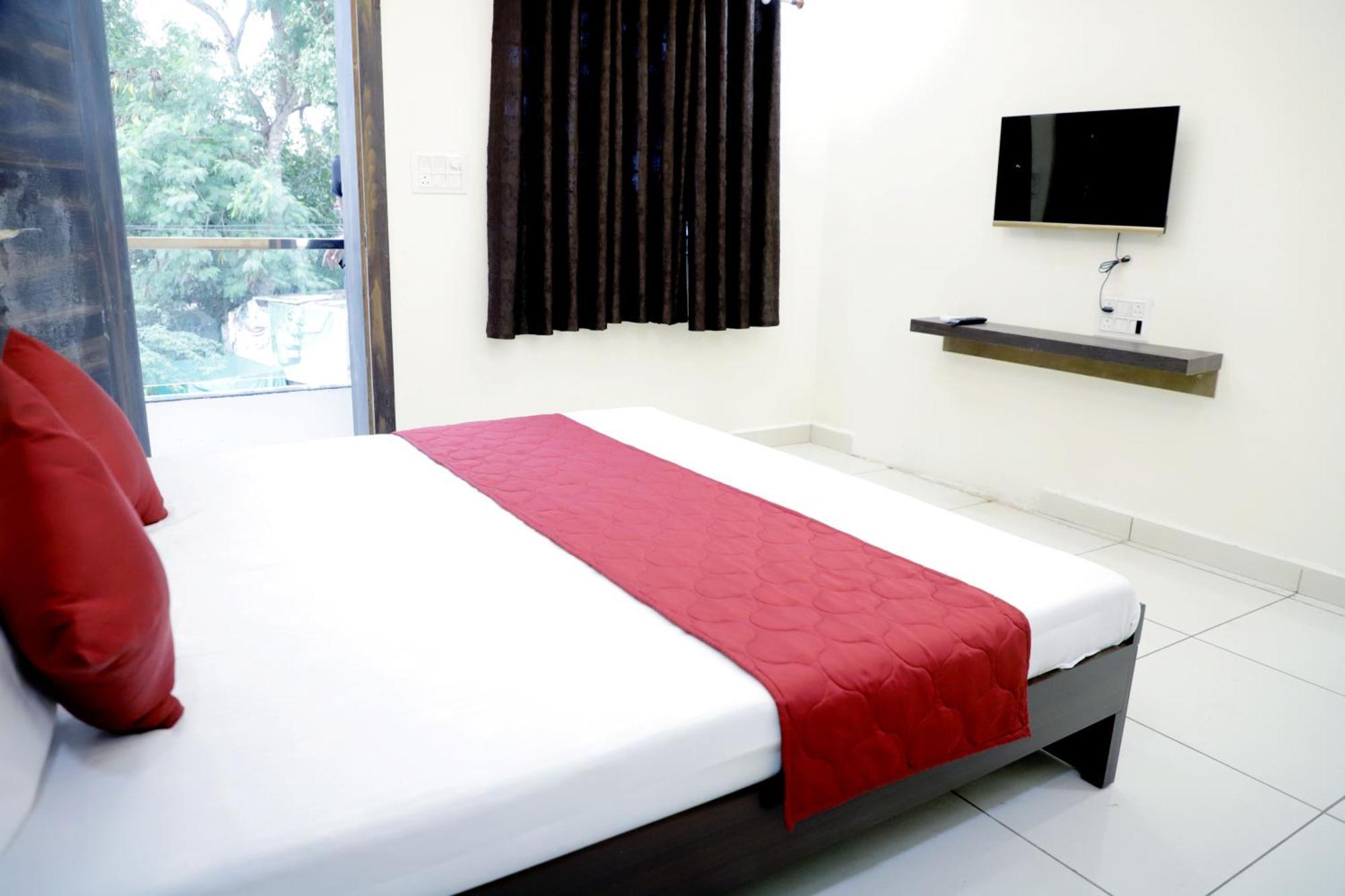Hotel Jag Laxmi Palace Prime Location Main Road Near Mahakal Temple And Railway Station اوجاين المظهر الخارجي الصورة