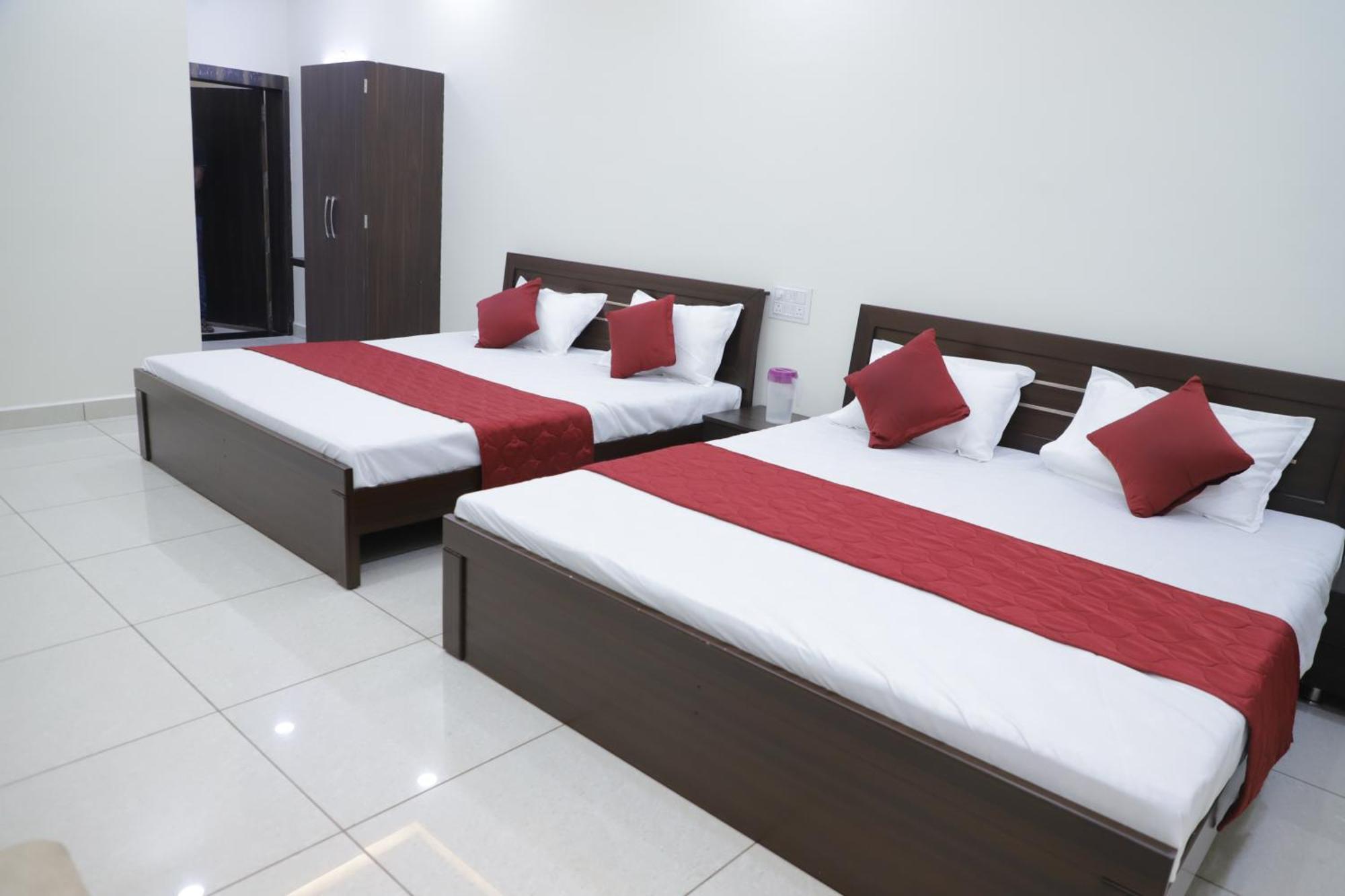 Hotel Jag Laxmi Palace Prime Location Main Road Near Mahakal Temple And Railway Station اوجاين المظهر الخارجي الصورة