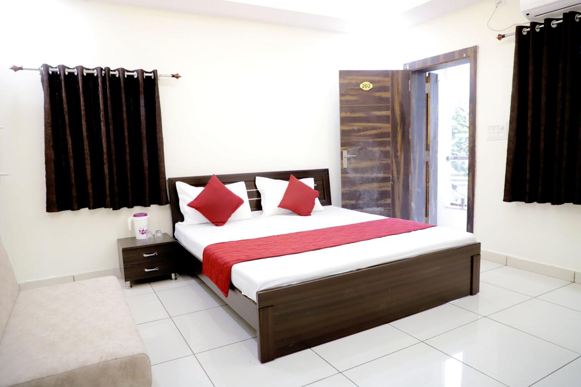 Hotel Jag Laxmi Palace Prime Location Main Road Near Mahakal Temple And Railway Station اوجاين المظهر الخارجي الصورة